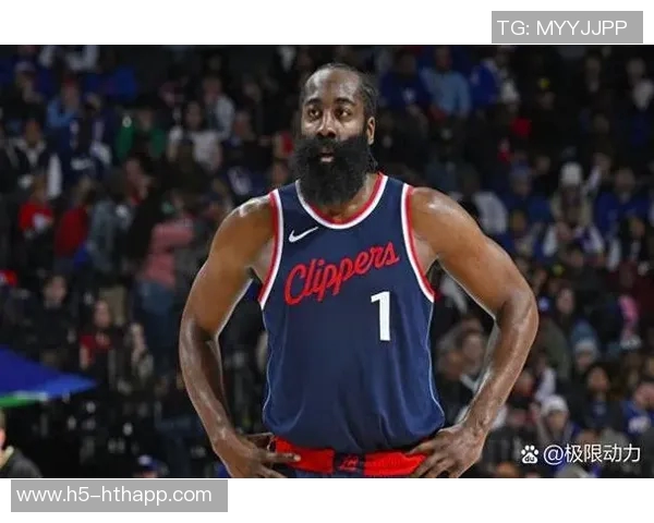 哈登强攻遭重击面部倒地快船紧急暂停比赛引发关注