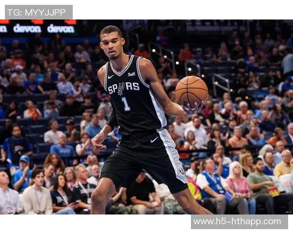 文班亚马半场三分球失准仅得8分8板2帽外线未能发威